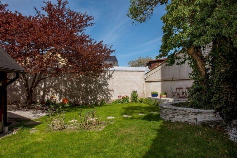 Kale duvarları arasına sıkışmış minik ev 