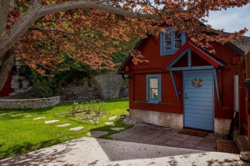 Kale duvarları arasına sıkışmış minik ev 