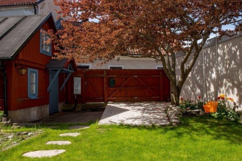 Kale duvarları arasına sıkışmış minik ev 