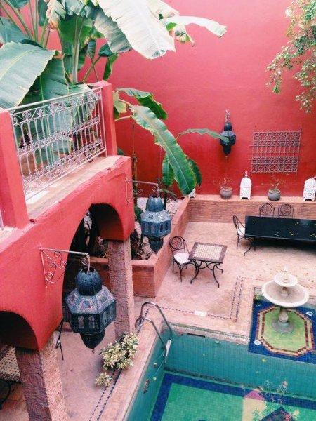 Toprakları kızıl şehir Marakeş 