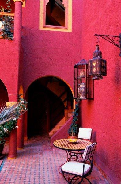 Toprakları kızıl şehir Marakeş 