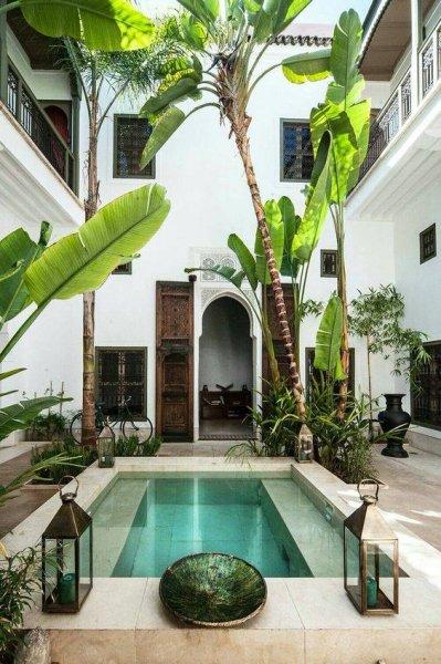 Toprakları kızıl şehir Marakeş 