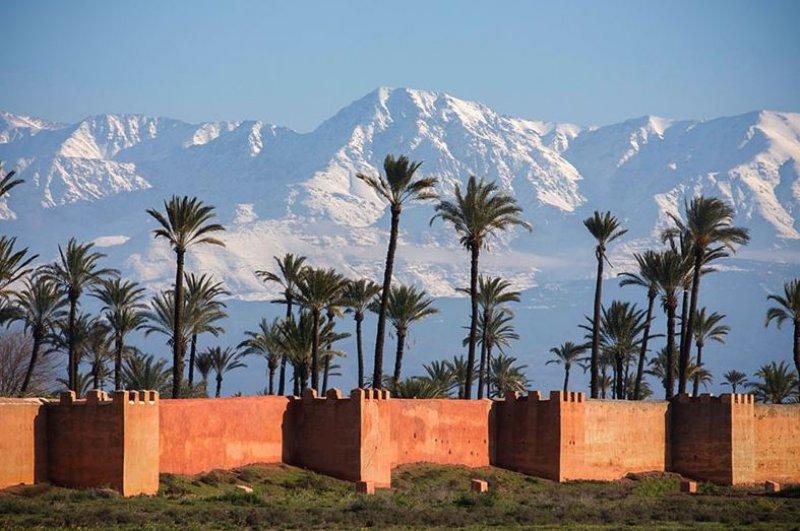 Toprakları kızıl şehir Marakeş 