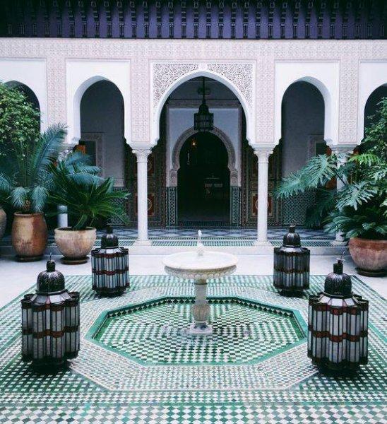 Toprakları kızıl şehir Marakeş 