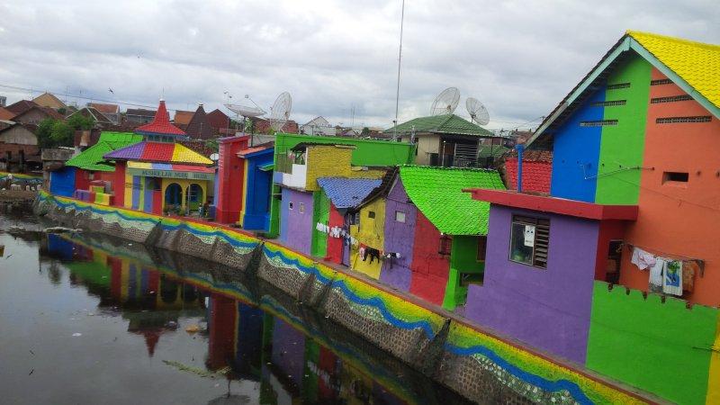 Endonezya'da gecekondu köyü renklere büründü 