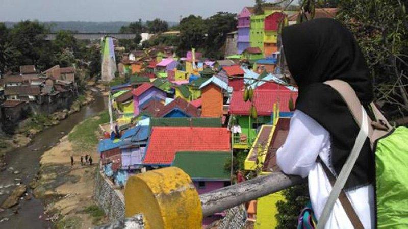 Endonezya'da gecekondu köyü renklere büründü 