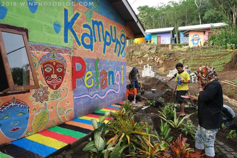 Endonezya'da gecekondu köyü renklere büründü 