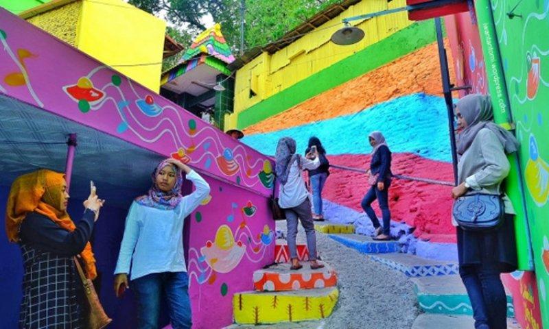 Endonezya'da gecekondu köyü renklere büründü 