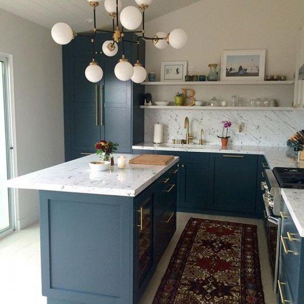 Koyu rengin hakim olduğu mutfak dekorasyonu 