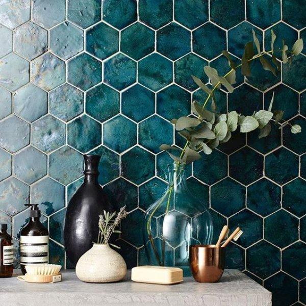 Koyu rengin hakim olduğu mutfak dekorasyonu 