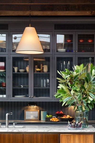 Koyu rengin hakim olduğu mutfak dekorasyonu 