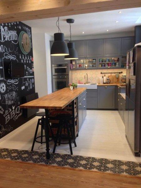 Koyu rengin hakim olduğu mutfak dekorasyonu 