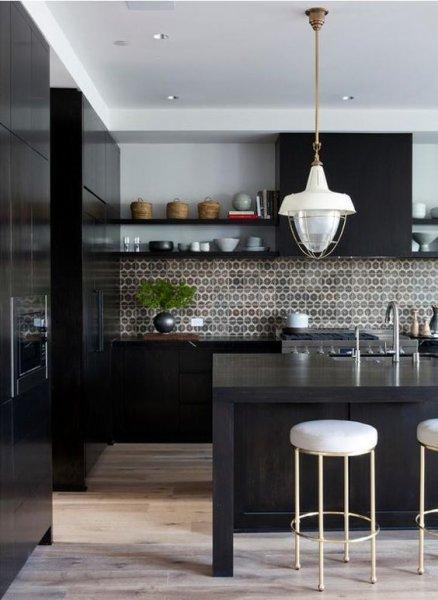 Koyu rengin hakim olduğu mutfak dekorasyonu 