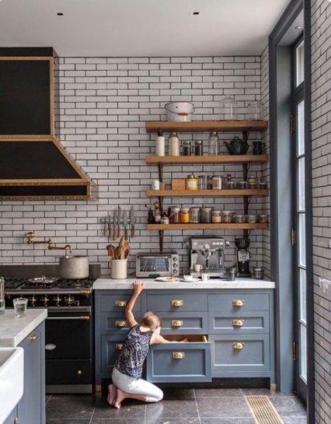 Koyu rengin hakim olduğu mutfak dekorasyonu 