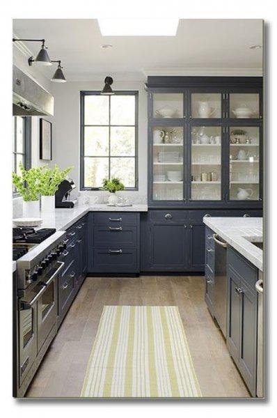 Koyu rengin hakim olduğu mutfak dekorasyonu 