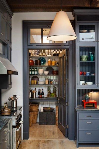 Koyu rengin hakim olduğu mutfak dekorasyonu 