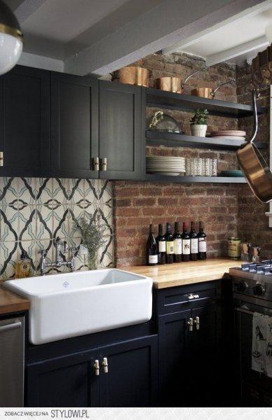 Koyu rengin hakim olduğu mutfak dekorasyonu 