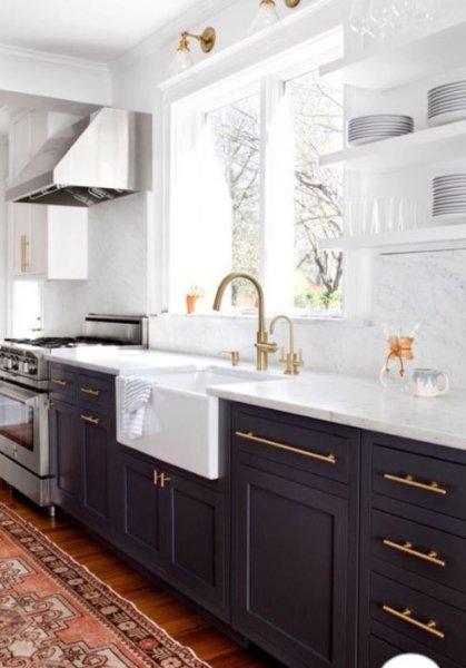 Koyu rengin hakim olduğu mutfak dekorasyonu 