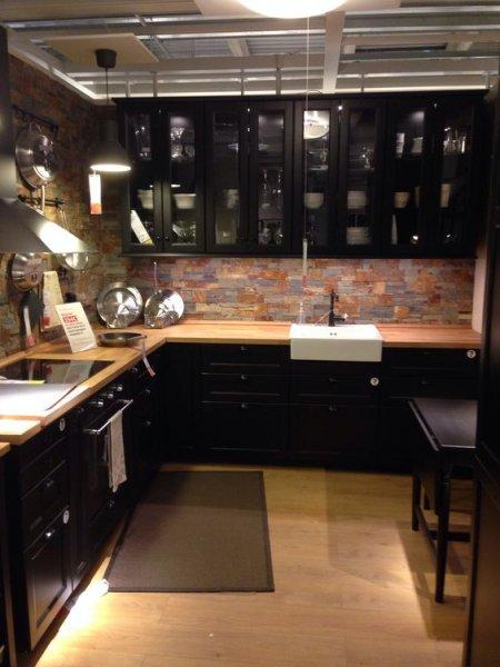 Koyu rengin hakim olduğu mutfak dekorasyonu 