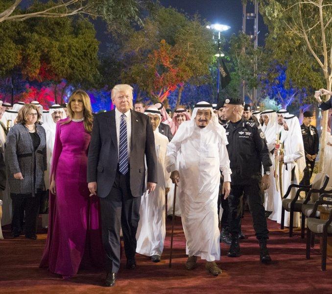 Donald Trump ile Suudi Kral Selman'ın kılıç dansı - Resim 12