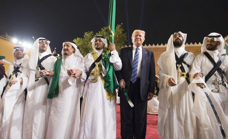 Donald Trump ile Suudi Kral Selman'ın kılıç dansı - Resim 4
