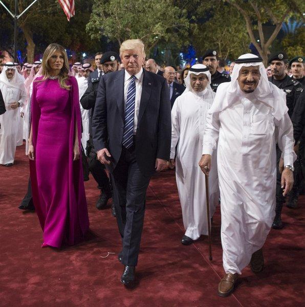 Donald Trump ile Suudi Kral Selman'ın kılıç dansı - Resim 6