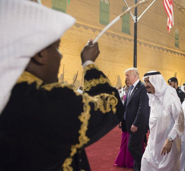 Donald Trump ile Suudi Kral Selman'ın kılıç dansı - Resim 3