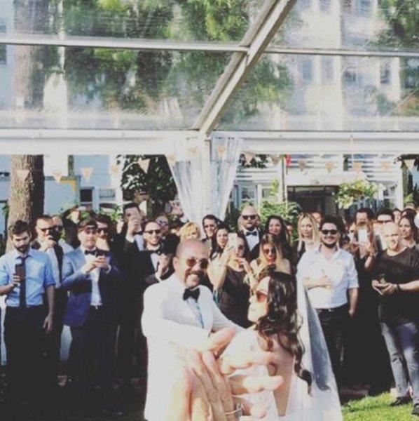 Sarp Akkaya ile Sinem Yalçınkaya evlendi