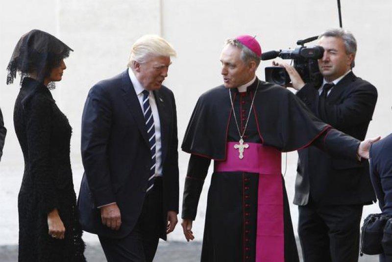 Arabistan'da başını açan First Lady  Vatikan'da kapattı