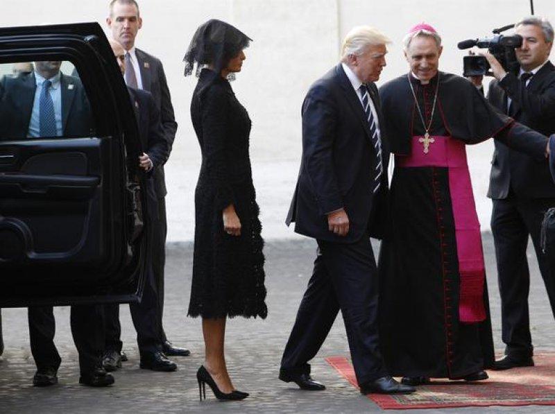 Arabistan'da başını açan First Lady  Vatikan'da kapattı