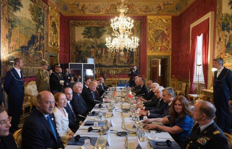 Arabistan'da başını açan First Lady  Vatikan'da kapattı