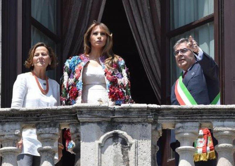 Melania Trump'ın dudak uçuklatan ceketi