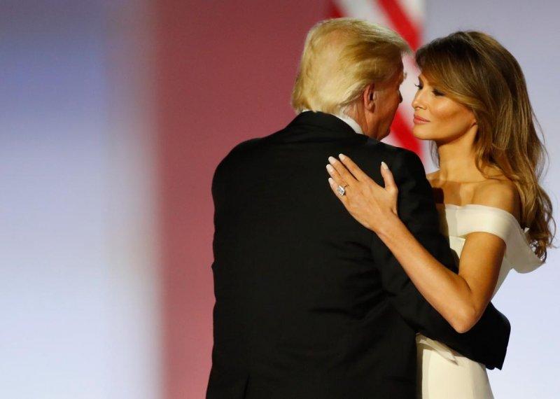 Melania Trump'ın dudak uçuklatan ceketi