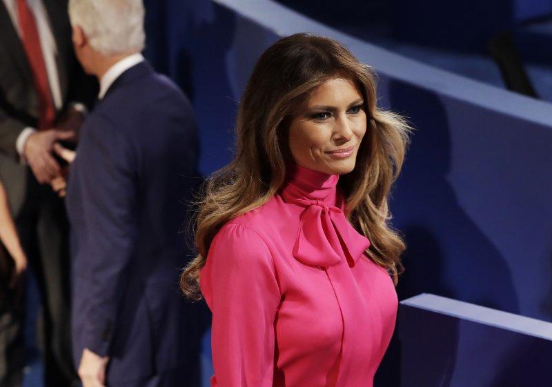 Melania Trump'ın dudak uçuklatan ceketi