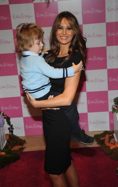 Melania Trump'ın dudak uçuklatan ceketi