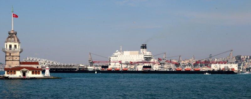 İstanbul Boğazı'ndan geçen dev boru döşeme gemisi
