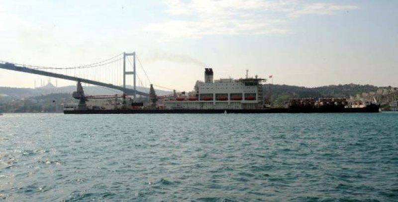 İstanbul Boğazı'ndan geçen dev boru döşeme gemisi