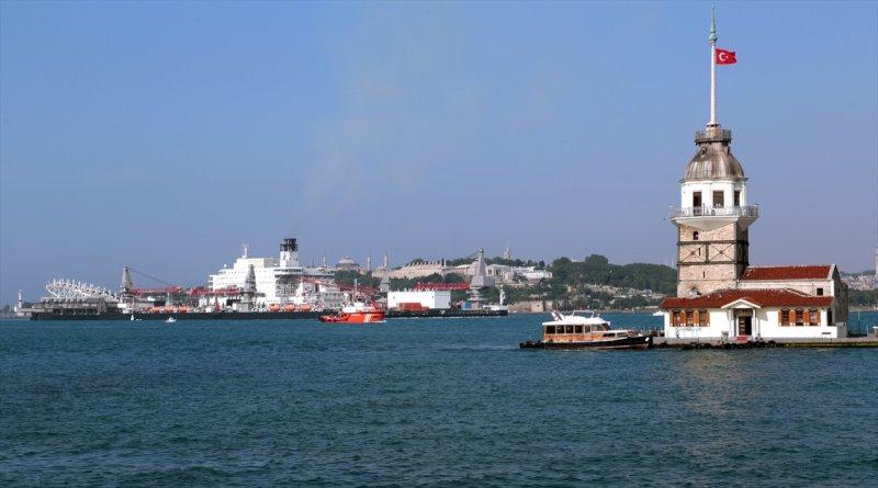 İstanbul Boğazı'ndan geçen dev boru döşeme gemisi