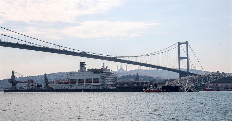 İstanbul Boğazı'ndan geçen dev boru döşeme gemisi