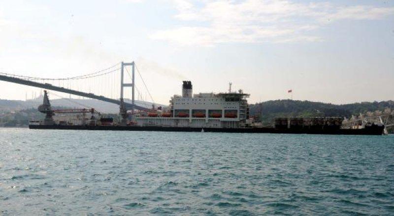 İstanbul Boğazı'ndan geçen dev boru döşeme gemisi