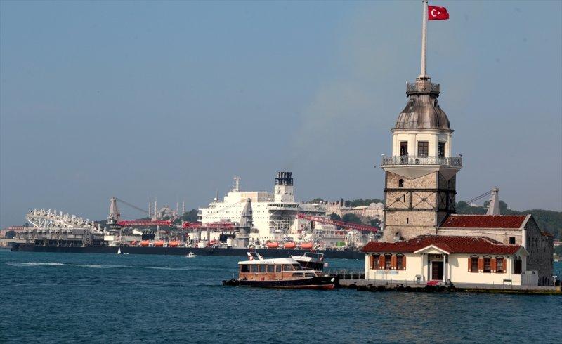 İstanbul Boğazı'ndan geçen dev boru döşeme gemisi