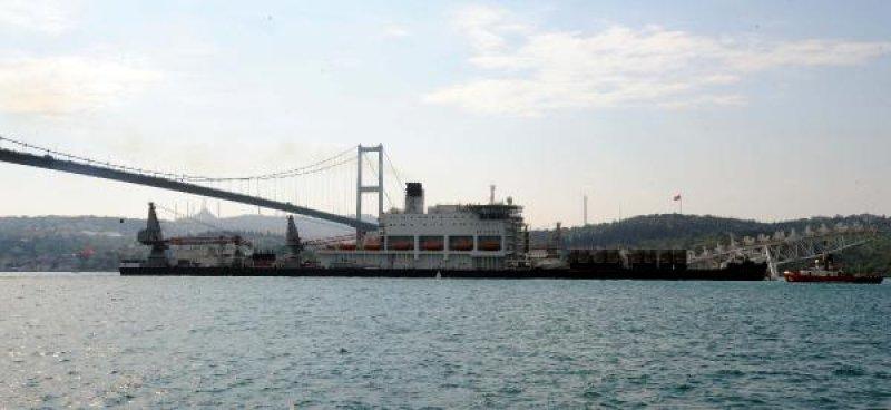 İstanbul Boğazı'ndan geçen dev boru döşeme gemisi