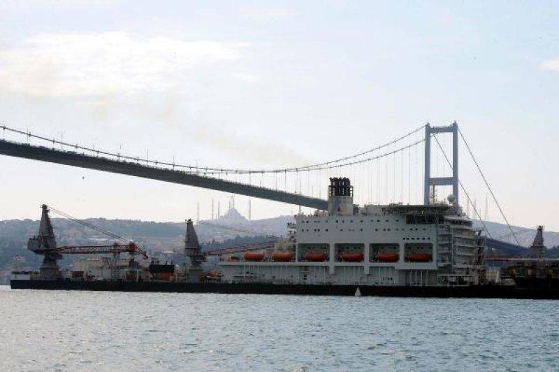 İstanbul Boğazı'ndan geçen dev boru döşeme gemisi