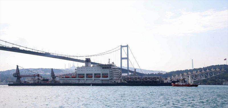 İstanbul Boğazı'ndan geçen dev boru döşeme gemisi