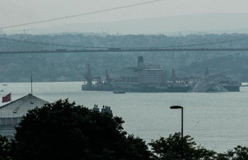 İstanbul Boğazı'ndan geçen dev boru döşeme gemisi