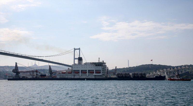 İstanbul Boğazı'ndan geçen dev boru döşeme gemisi