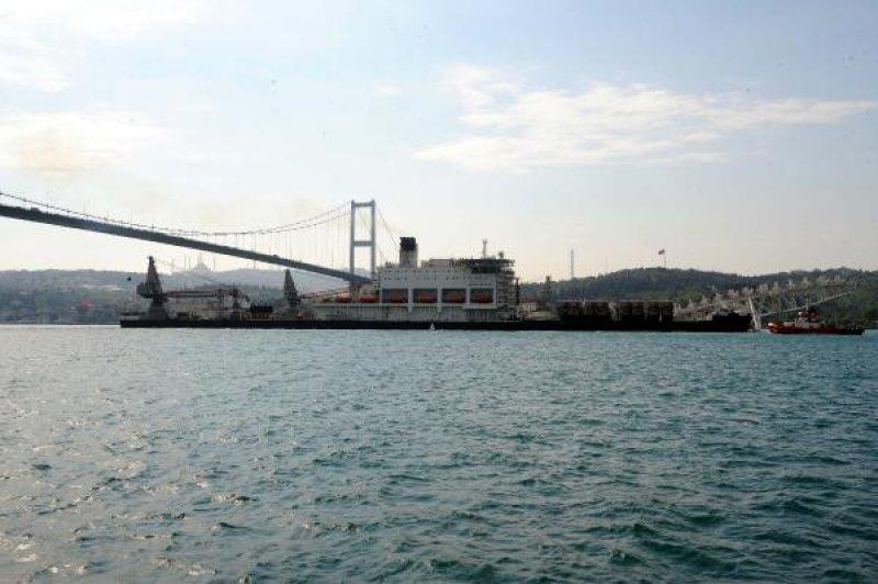İstanbul Boğazı'ndan geçen dev boru döşeme gemisi