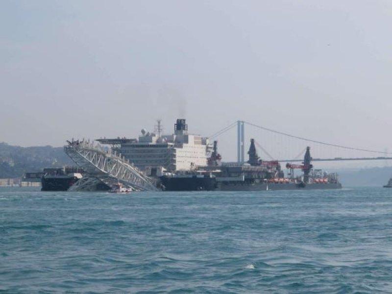 İstanbul Boğazı'ndan geçen dev boru döşeme gemisi