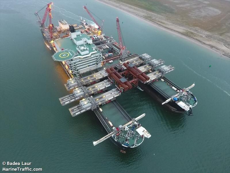 İstanbul Boğazı'ndan geçen dev boru döşeme gemisi