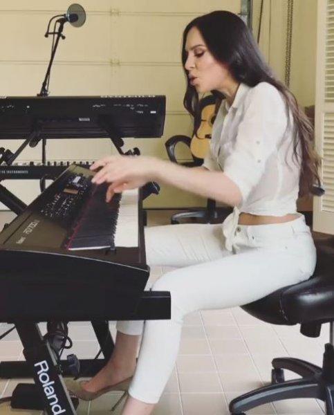 Güzelliğiyle dikkat çeken piyano kraliçesi Lola Astanova